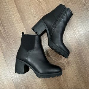 Size 8.5W- Naturalizer Verney Weatherproof Black Leather Boots
